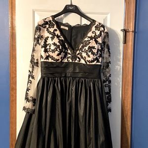 Chic Black and Cream Lace Evening Gown